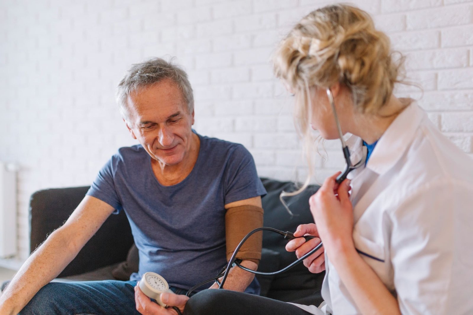 Hipertensión en adultos mayores cuidando la salud cardiovascular en la tercera edad soluciones inteligentes solucionint